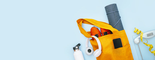 卷瑜伽垫，运动鞋，智能手机，包和秤图片下载