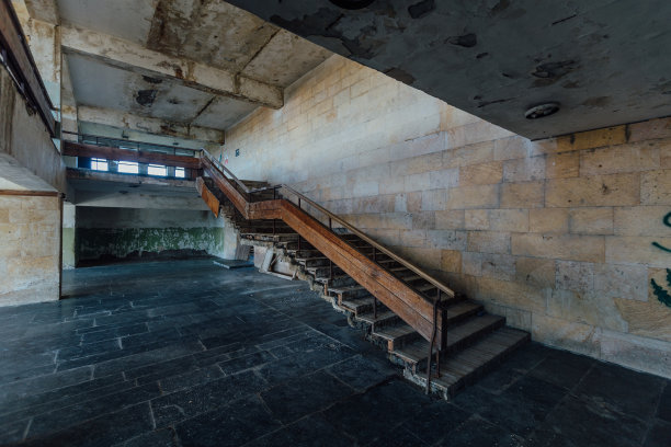 废弃建筑入口大厅图片下载