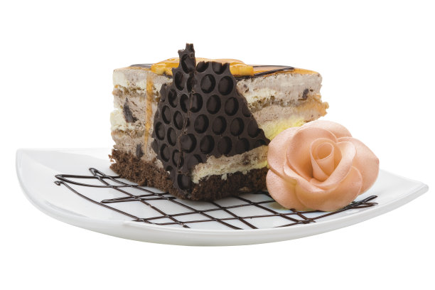 美味的蛋糕片和白色背景上的玫瑰花装饰图片下载