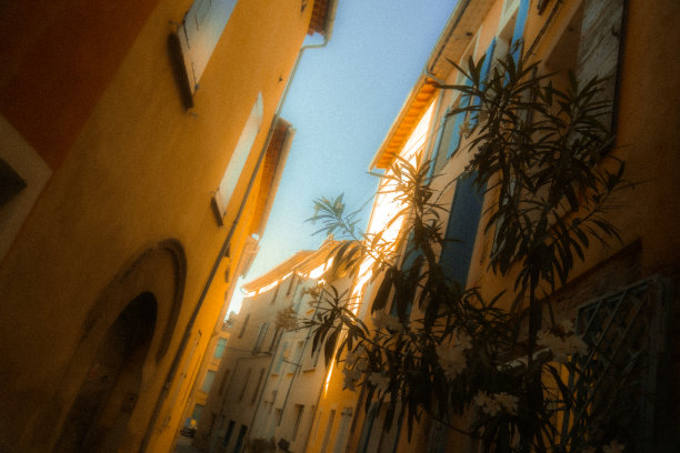 照片看起来像一个小街道小巷的欧洲房屋的插图，阳光照在房子上图片下载