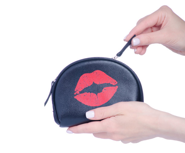 黑色化妆包在手图片下载