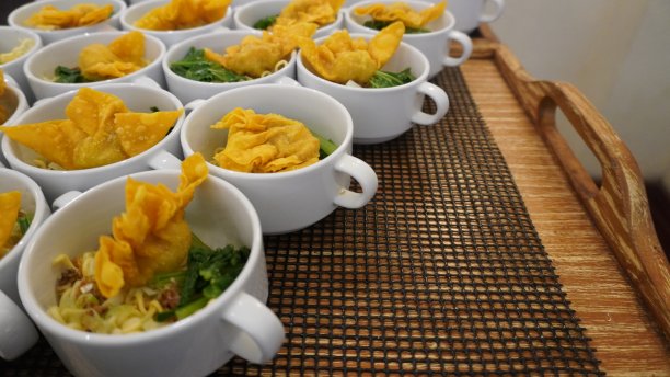 亚洲美食鸡面饼干配芥菜蔬菜和鸡汤图片下载