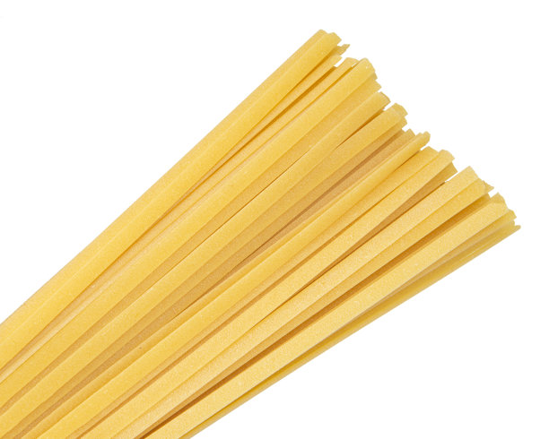 干意面，白色背景上的意大利扁面条图片下载