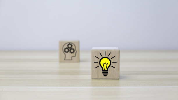 创意概念。手男子翻转木块立方体形成人的思想标志符号到右边灯泡符号。复古风格图片下载
