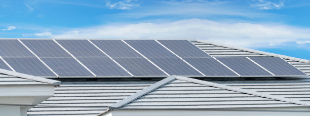 太阳能用于工厂或仓库建筑。工业厂房屋顶上的太阳能电池板。商业太阳能。工业光伏板。屋顶太阳能。绿色能源。可持续能源。图片下载