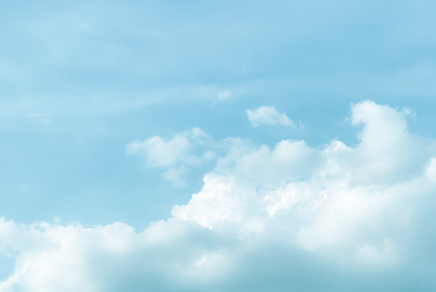 早晨的天空和蓬松的云景是令人难以置信的平静的一天的开始，天空和蓬松的白云让我感到放松，天空和蓬松的云景有一种庄严而令人惊叹的美图片下载