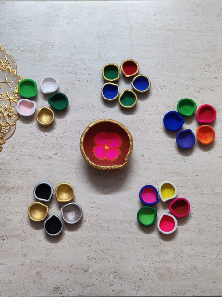 彩色彩绘Diyas -油灯。印度排灯节准备工作图片下载