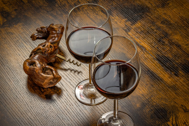 在木制背景上的一杯葡萄酒的特写图片下载