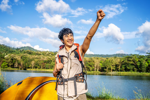 年轻迷人的亚洲游客高举拳头享受大自然，马累很高兴来到风景如画的地方，在泰国度假旅行图片下载