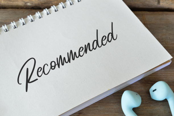 耳机和笔记本上写的木制背景推荐。图片下载