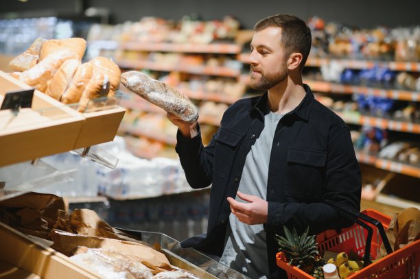 男子在超市购物图片下载
