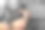 女孩在家里剪猫的爪子。图片下载