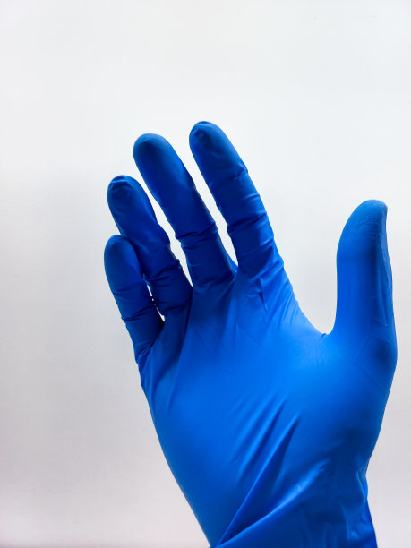 医生戴着无菌医疗手套的手在白色背景上显示出一些孤立的东西。保护的概念。图片下载