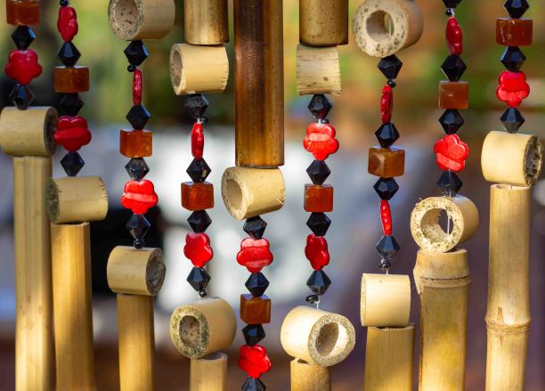 手工竹制窗帘，带装饰，红色装饰图片下载