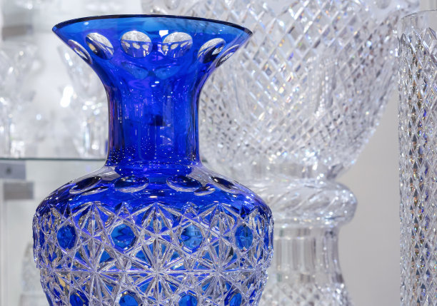 蓝色水晶花瓶细节与经典切割特写。图片下载