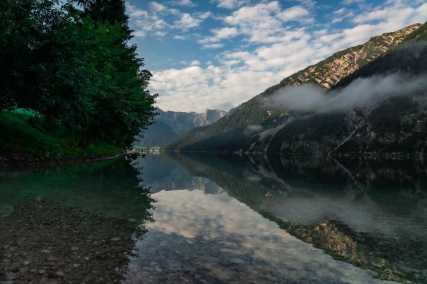 奥地利山区附近清澈的阿肯湖的美丽照片图片下载
