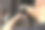 专业理发师在理发店剪男人的头发，特写图片下载