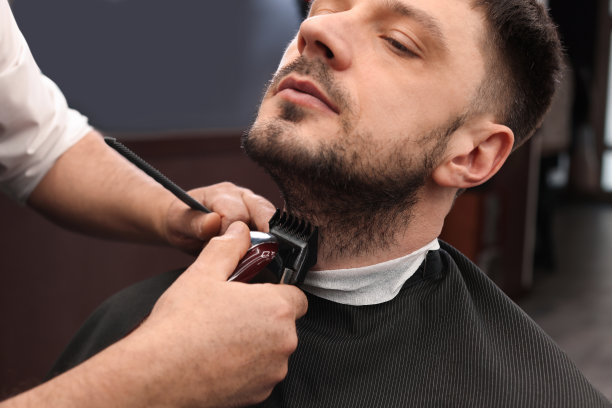 专业美发师与客户在理发店工作，特写图片下载