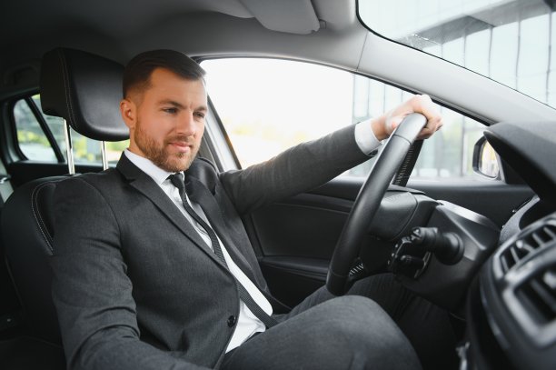 有吸引力的优雅快乐的人在好车图片下载