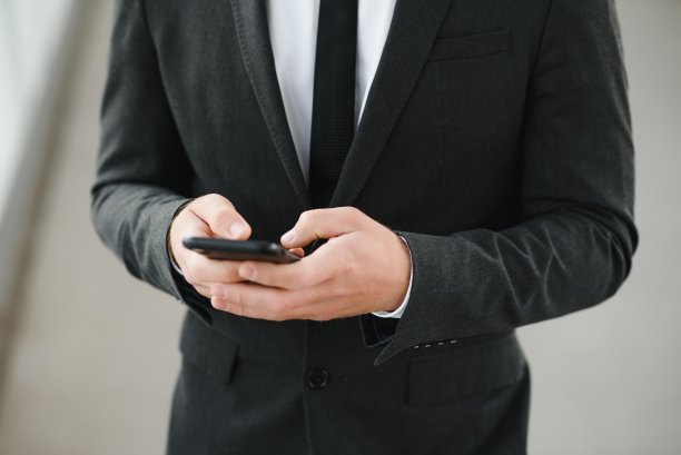 商人在有盖走道上使用智能手机。图片下载