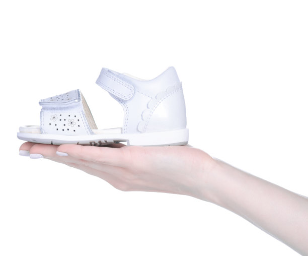 儿童夏季凉鞋在手图片下载
