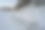 俄罗斯冬季景观在阴天，河流被冰雪覆盖图片下载