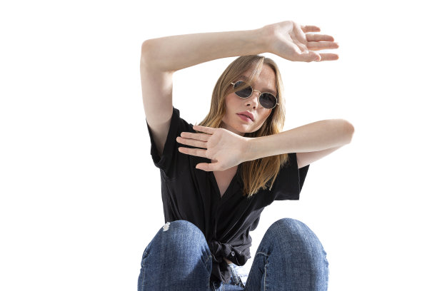 金发雀斑女孩戴太阳镜。图片下载