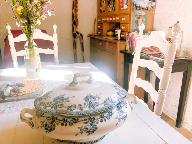 蓝色花朵图案的法式汤碗图片下载