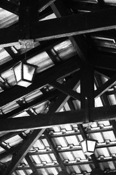 屋顶与瓦片，木梁和灯具。黑白单色图片下载