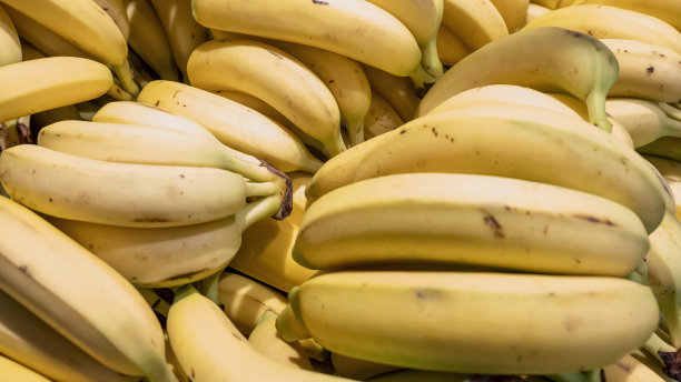 香蕉特写。超市货架上成熟的香蕉图片下载
