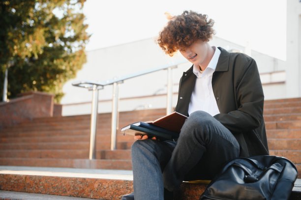 在大学附近，兴奋的学生正在课间休息，对着镜头微笑图片下载