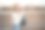 年轻的女学生对着大学微笑。可爱的女学生手里拿着文件夹和笔记本。学习、教育理念图片下载