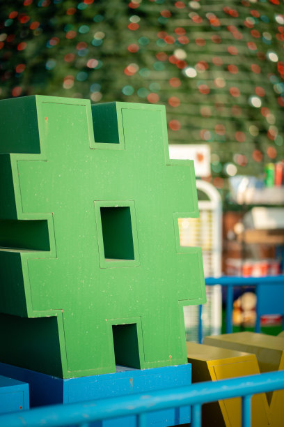 特写镜头是一个巨大的绿色标签标志，模糊的背景是圣诞树图片下载