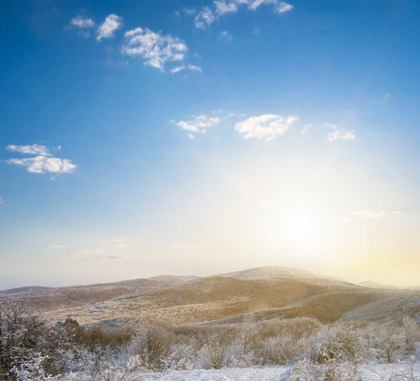 冬季雪景：云雾山谷日落图片下载