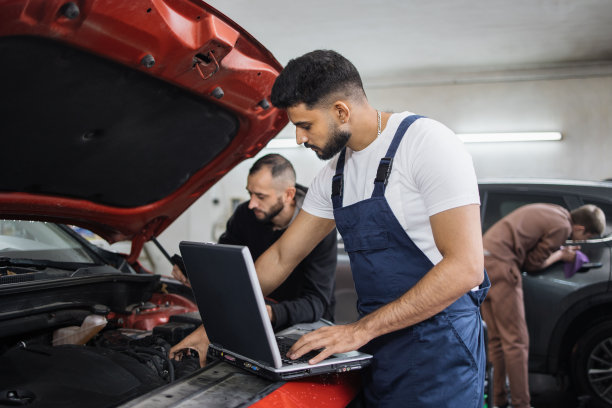 年轻的大胡子男同事汽车技师修理汽车发动机问题图片下载