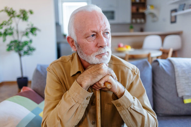 行走困难。严肃的老胡子老人拄着拐杖，一边想着自己的无助，一边看向别处。图片下载