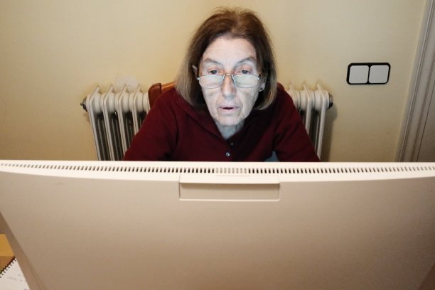 在电脑前玩或工作的老妇人图片下载