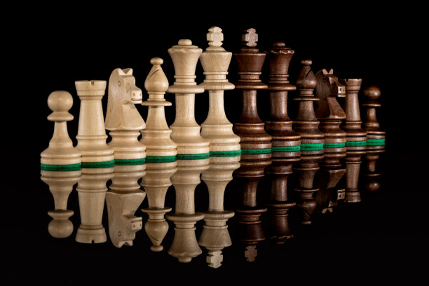 对角线的木制棋子孤立在黑暗的背景图片下载