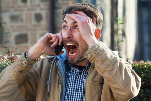 一个愤怒的年轻人在打电话图片下载