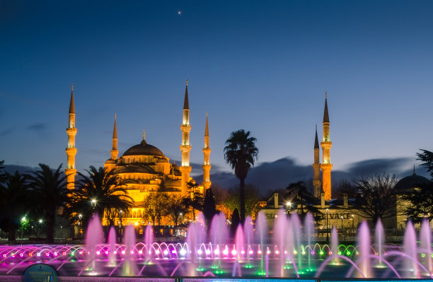 伊斯坦布尔有喷泉的蓝色清真寺图片下载