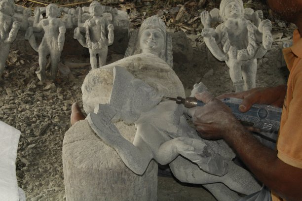 特写的印度工匠雕刻传统的印度教神和女神石头雕塑或雕像，使用工业设备，手移动，巴德拉克，奥迪莎，印度图片下载