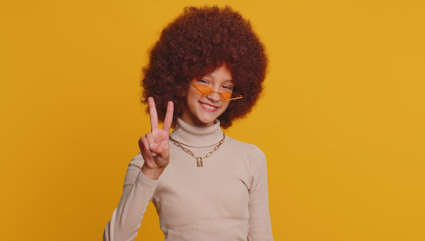 快乐的少年，孩子，女孩，孩子，展示胜利的手势，希望成功和胜利，做和平的手势图片下载