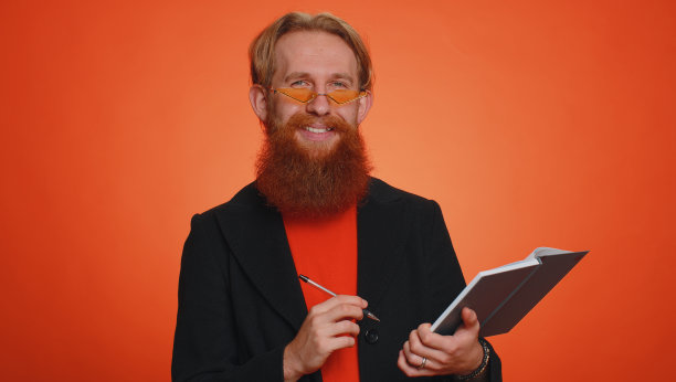 有思想的记者人做笔记，用钢笔把思想写进记事本日记图片下载