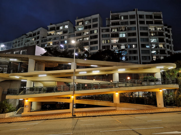 香港九龙塘夜间行人天桥图片下载