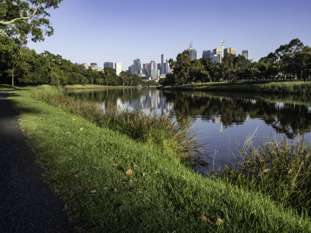 河边的城市天际线图片下载