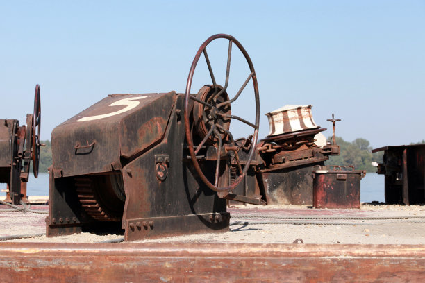 多瑙河上一艘生锈驳船的甲板设备图片下载