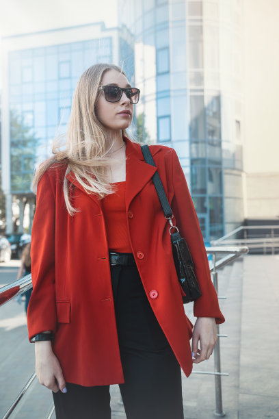 才华横溢的女商人正在商务中心的后台打电话。图片下载