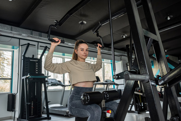 年轻女性在户外运动，在健身房训练。图片下载