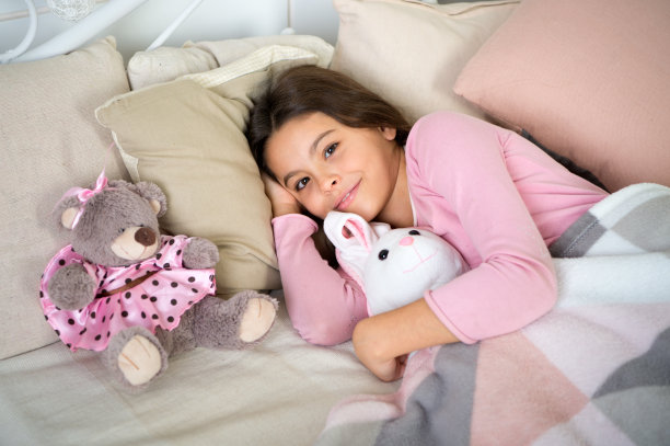 小女孩带着圣诞礼物。等待圣诞老人。冬天。小女孩在家里睡觉。圣诞节家庭节日。新年快乐。圣诞购物。迷失在圣诞节的思绪中图片下载