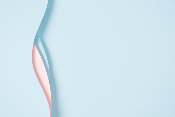 抽象的彩色纸纹理背景。最小的剪纸构图与层次几何形状和线条在柔和的粉红色和浅蓝色的颜色。俯视图，复制空间图片下载